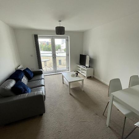 Modern 2-Bed Apartment In The Heart Of Salford Quays Exterior foto