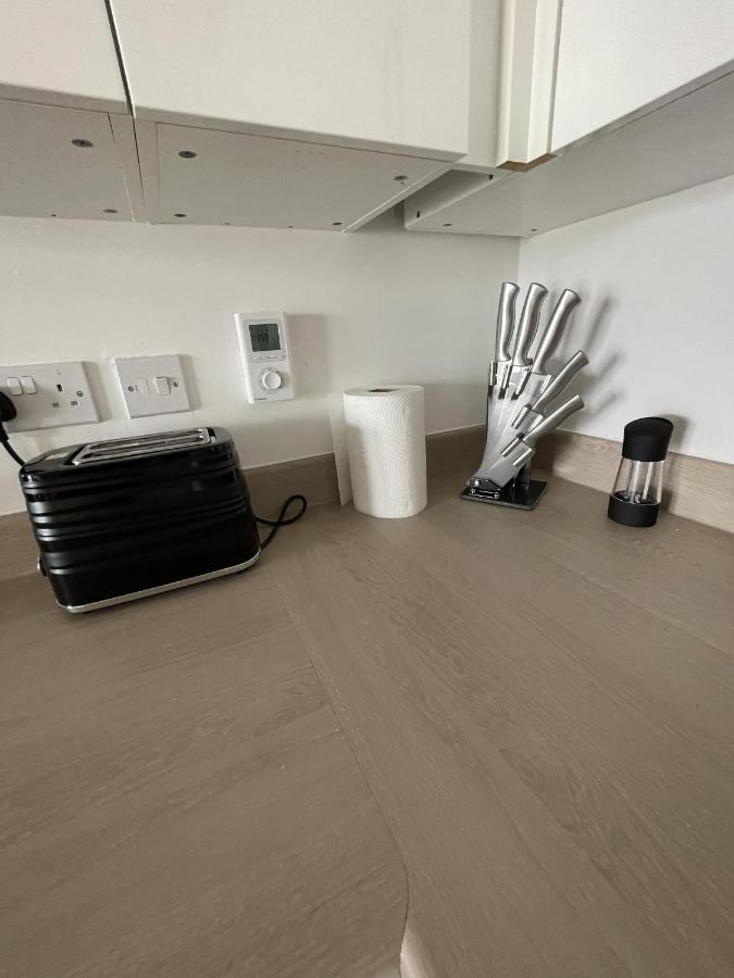 Modern 2-Bed Apartment In The Heart Of Salford Quays Exterior foto