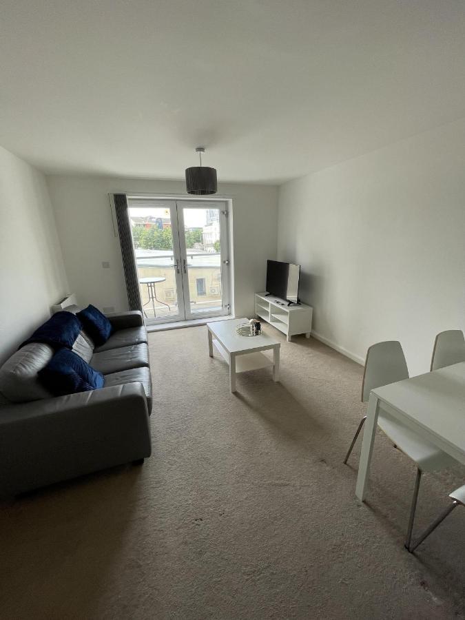 Modern 2-Bed Apartment In The Heart Of Salford Quays Exterior foto