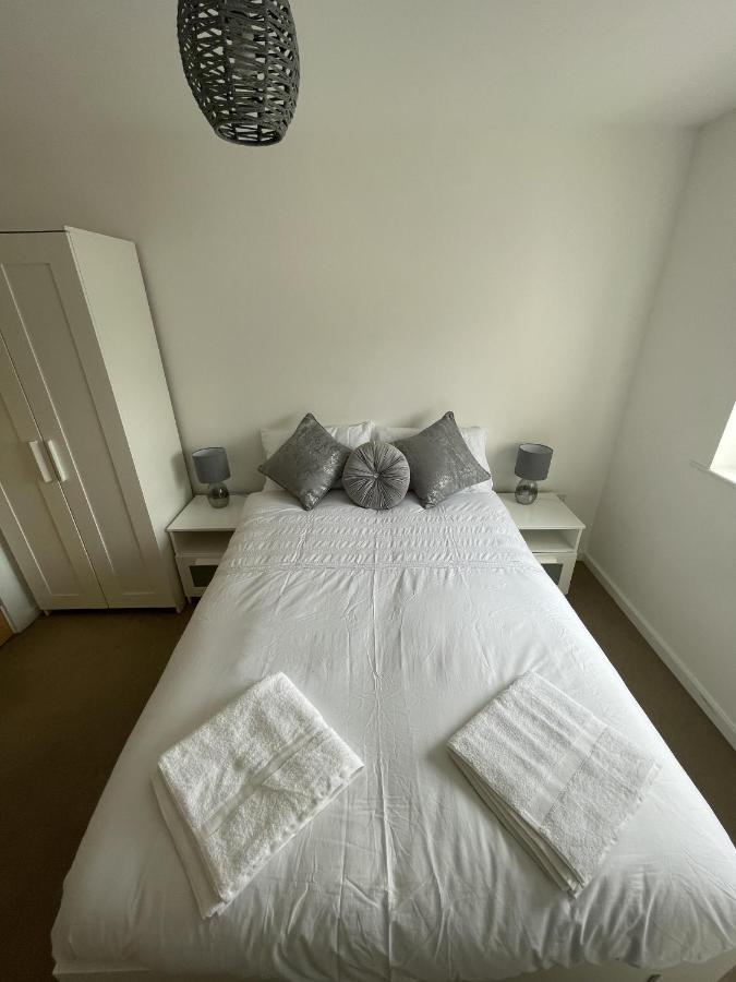Modern 2-Bed Apartment In The Heart Of Salford Quays Exterior foto