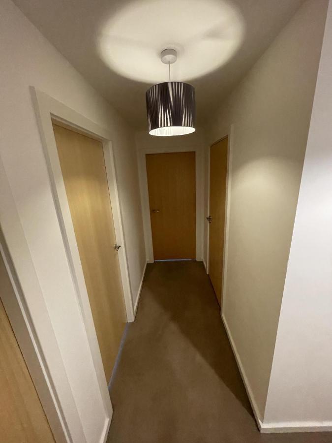 Modern 2-Bed Apartment In The Heart Of Salford Quays Exterior foto