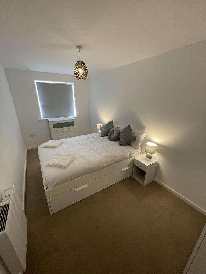 Modern 2-Bed Apartment In The Heart Of Salford Quays Exterior foto