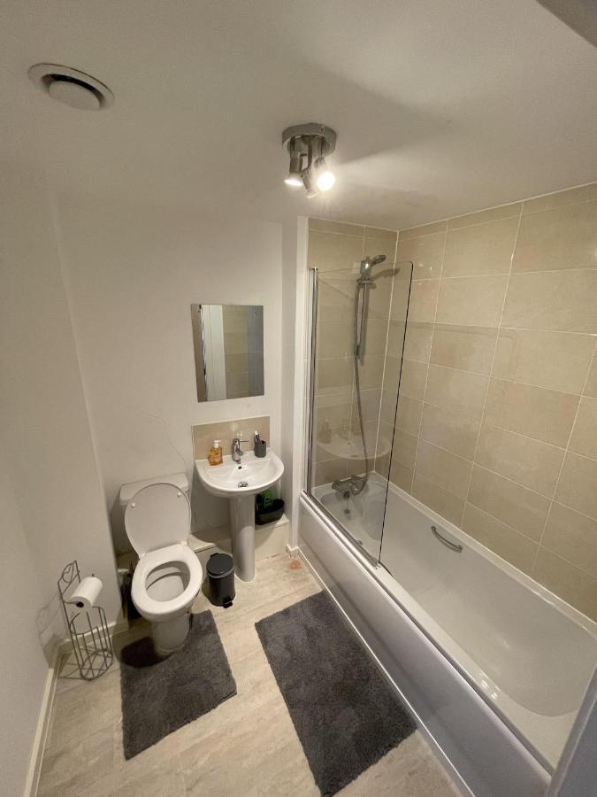 Modern 2-Bed Apartment In The Heart Of Salford Quays Exterior foto