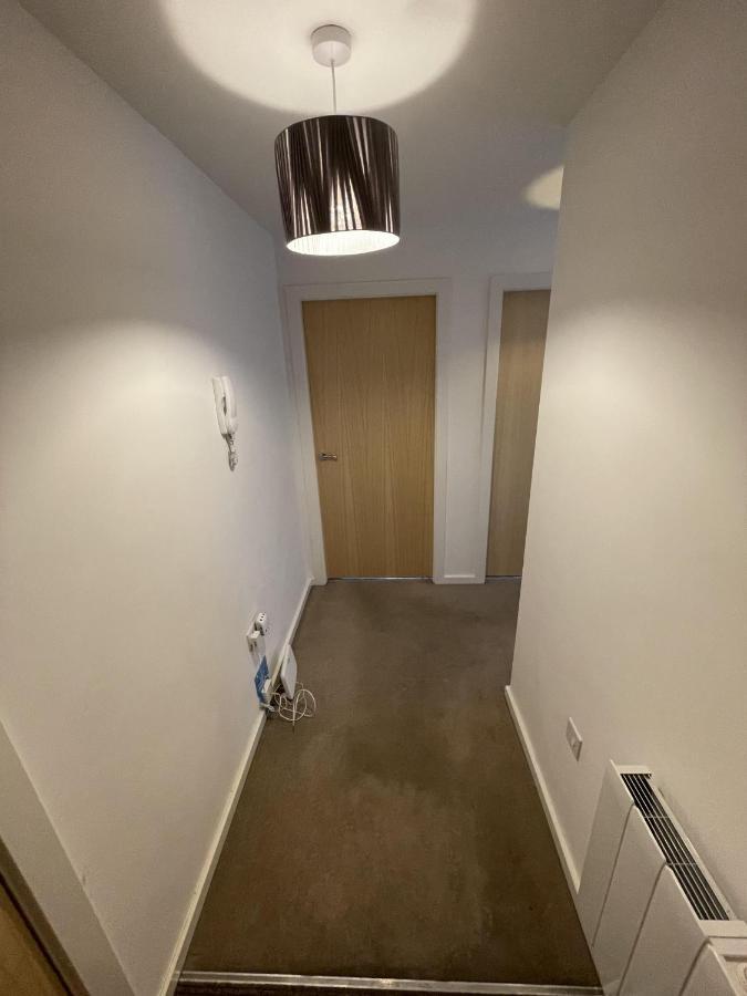 Modern 2-Bed Apartment In The Heart Of Salford Quays Exterior foto